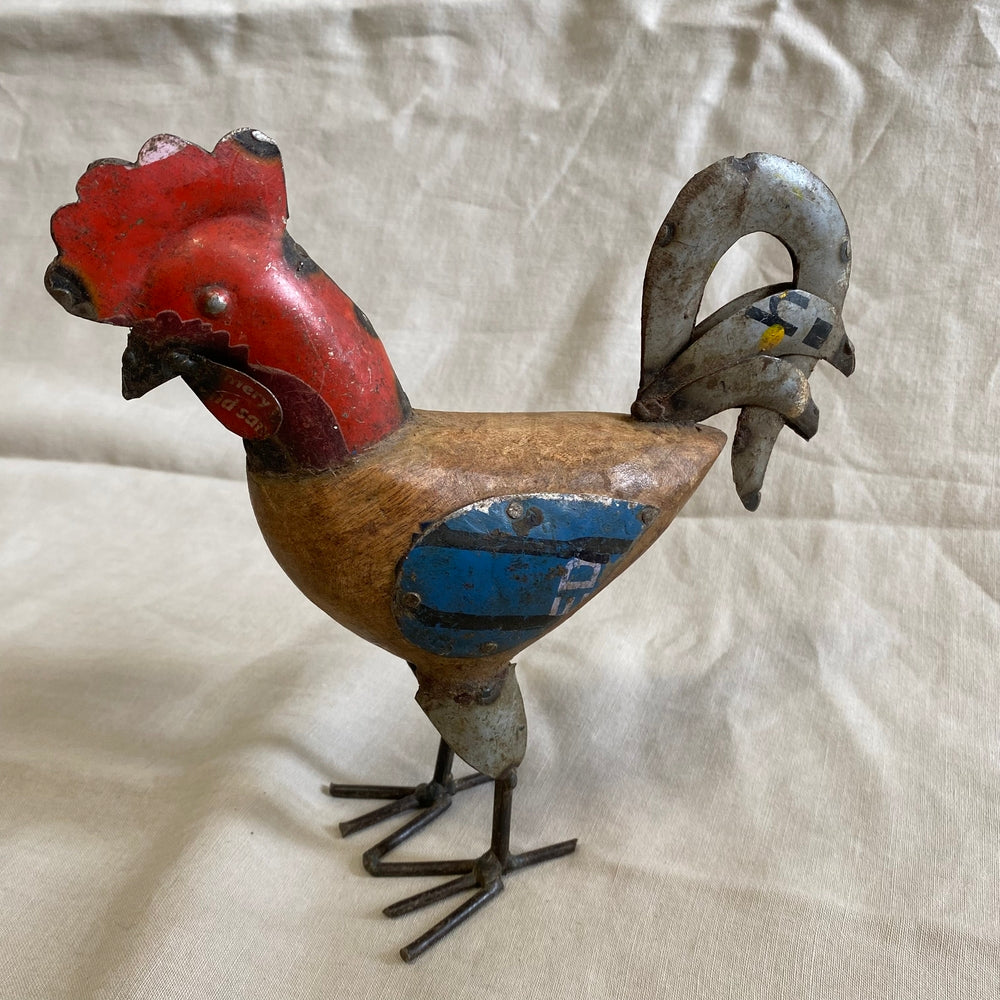 Kleine haan van blik en hout