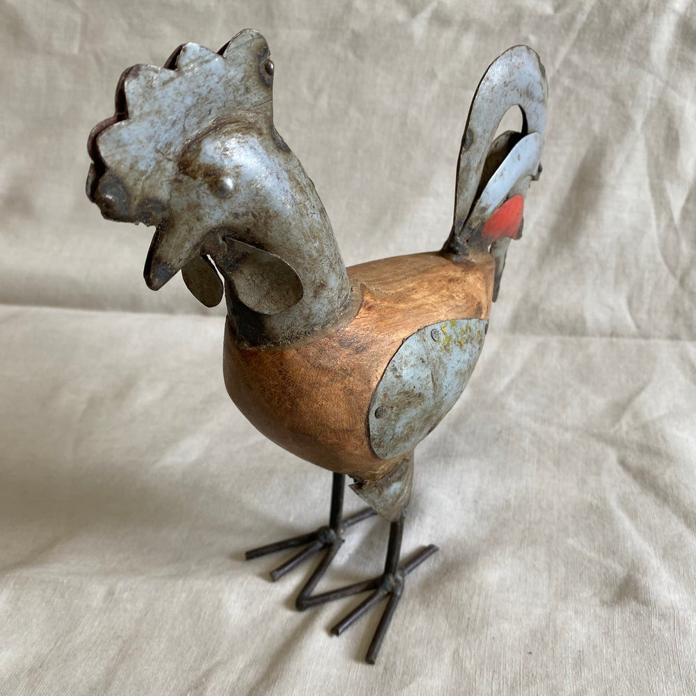 Kleine haan van blik en hout